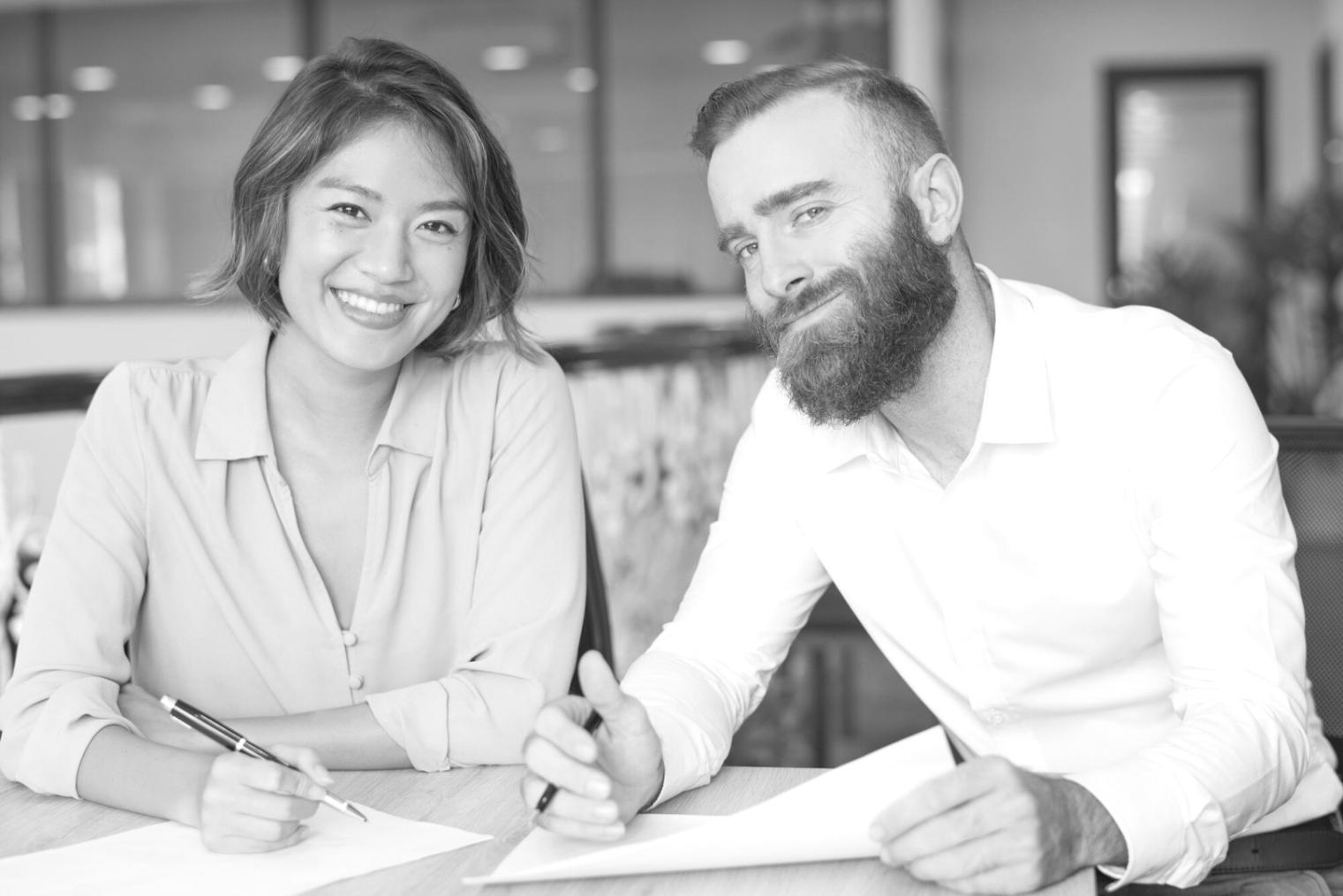 Profesionales trabajando en análisis financiero